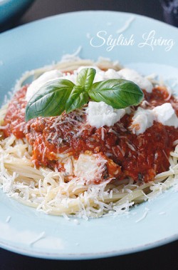 Spaghetti mit Tomatensauce und Parmesan