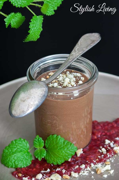 Mousse au Chocolat mit selbstgemachter Himbeersauce und weißer ...