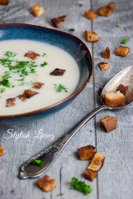 Spargelcremesuppe aus Spargelschalen mit Knoblauchcroûtons - Stylish Living