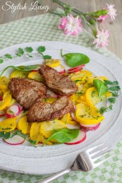 Kalbsschnitzel mit Zucchini-Radiesschen-Salat