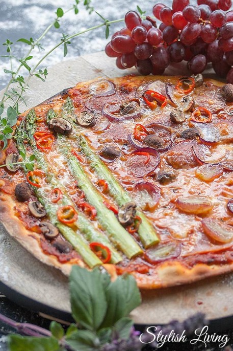 Spargelpizza mit Schinken, Salami, Weintrauben, Champignons und ...