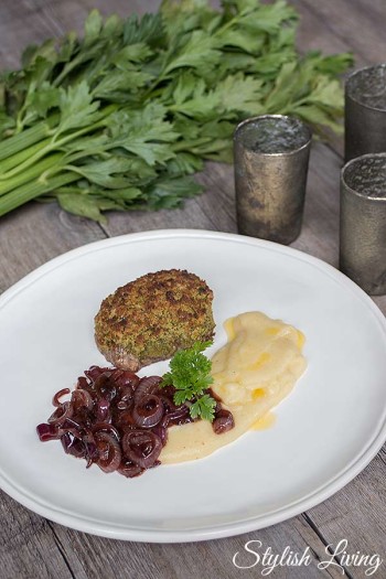 Rinderfilet mit Kräuterkruste, Rotweinzwiebeln und Kartoffel-Sellerie ...