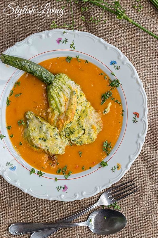 Gefüllte Zucchiniblüten auf Karottensuppe - Stylish Living