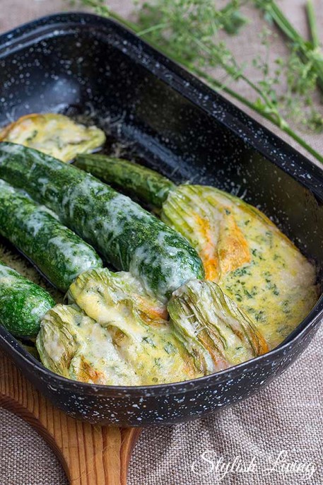 Gefüllte Zucchiniblüten auf Karottensuppe - Stylish Living