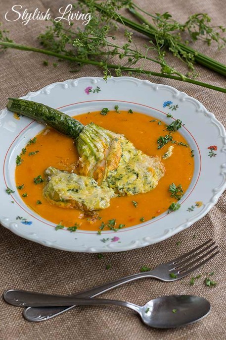 Gefüllte Zucchiniblüten auf Karottensuppe - Stylish Living