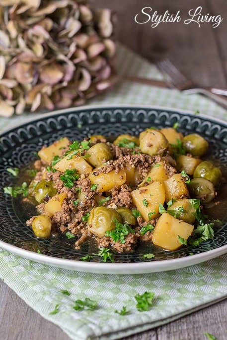 Hackfleisch-Rosenkohl-Pfanne mit Kartoffeln - Stylish Living