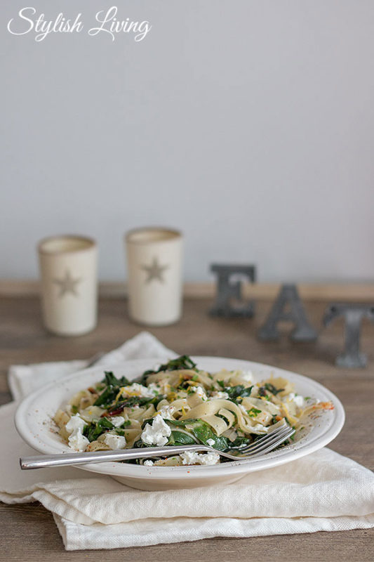 Pasta mit Mangold, Ziegenkäse und Pinienkernen - Stylish Living